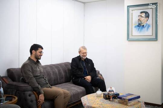 علی لاریجانی دبیر شورای عالی امنیت ملی با خانواده‌ی شهید سرلشکر محمود باقری دیدار و گفت‌وگو کرد.