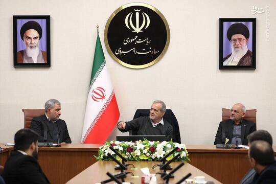 بازدید پزشکیان از معاونت راهبردی و مرکزی بررسی‌های استراتژیک