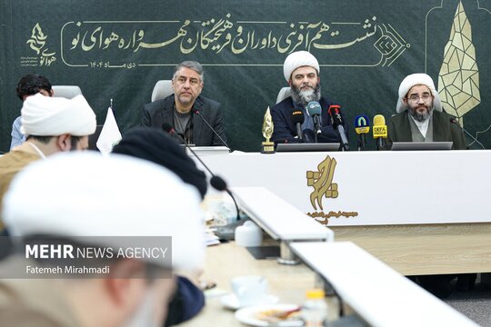 نشست هم آفرینی و فرهیختگان چهارمین دوره مهرواره هوای نو با حضور حجت‌الاسلام محمد قمی  و حجت الاسلام مجید باباخانی برگزار شد.