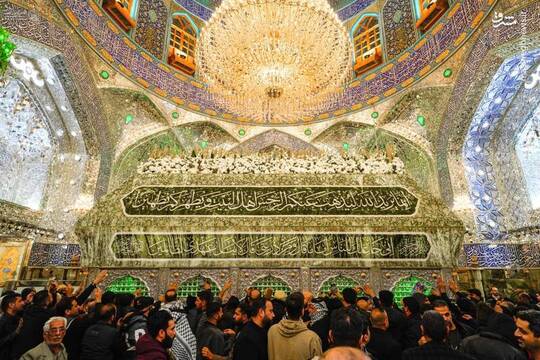 به مناسبت فرا رسیدن ایام ولادت مولای متقیان حضرت علی علیه‌السلام ضریح نورانی امیرالمومنین توسط خادمان آستان مقدس علوی گل‌آرایی شد.