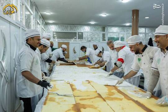 به مناسبت ولادت امام جواد(ع) آستانه مقدس کاظمین کیک ۲۰۰ متری برای ولادت آن حضرت درست کرد.