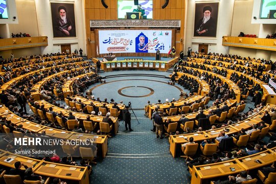 پنجمین جشنواره کارمند تراز مکتب حاج قاسم سلیمانی، روز سه شنبه  در سالن اجلاس سران برگزار شد.