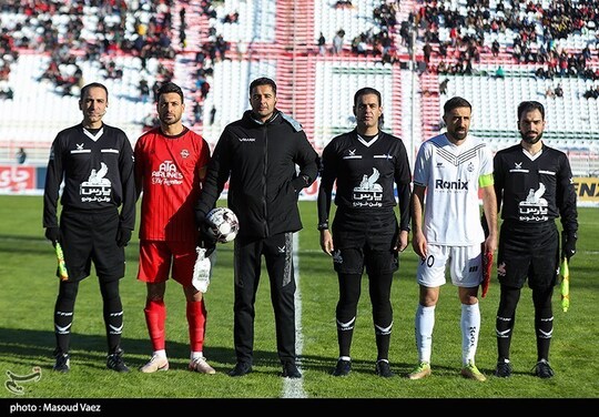 دیدار تیم‌های فوتبال تراکتور و ملوان بندرانزلی