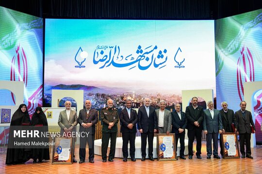 سومین دوره آئین اعطای نشان «مشهدالرضا (ع)» شامگاه چهارشنبه با حضور محمدباقر قالیباف در سالن همایش‌های مجتمع شهدای سلامت مشهد مقدس برگزار شد.