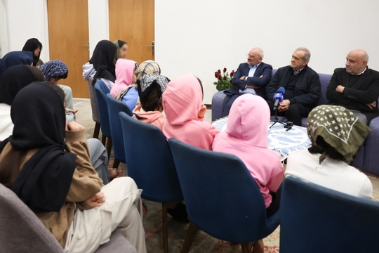 دیدار رئیس‌جمهور پزشکیان با جمعی از کودکان بی سرپرست در مجتمع خانه دختران ایران