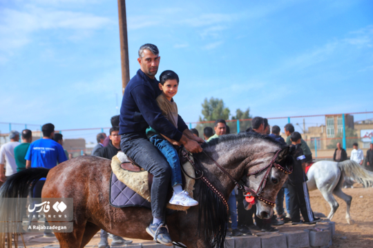گردهمایی اسب‌داران و سوارکاران شاهدیه به مناسبت میلاد حضرت علی (ع) و روز پدر با حضور مردم و علاقه‌مندان به این حوزه همراه با «جشن پدر و فرزندی اسب‌سواری» برگزار شد.