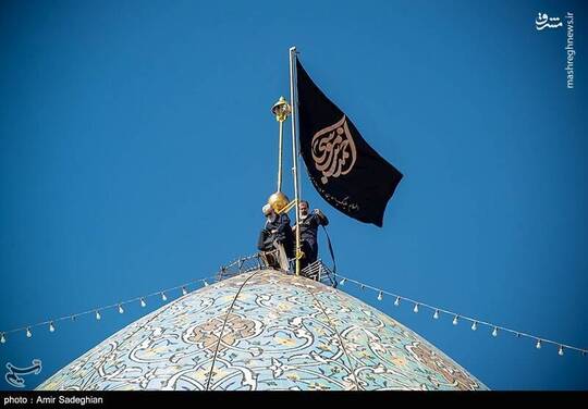 آئین تعویض پرچم وسیاه پوشی حرم شاهچراغ به مناسبت ۱۷ رجب سالروز بزرگداشت شهادت حضرت احمدبن موسی(ع) با حضور خدام حرم مطهر برگزار شد.