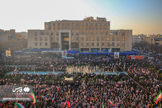 هزاران نفر از مردم اصفهان در شانزدهمین روز از فصل زمستان همچون نهم دی به میدان آمدند تا بار دیگر با شعار «تا پای جان برای ایران» تبعیت خود را از رهبری انقلاب به نمایش بگذارند.