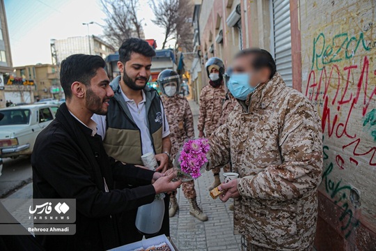 تقدیر نوجوانان کرمانشاهی از پلیس با اهدای گل