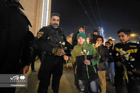 جمعی از نوجوانان یزدی و فرزندان ایران امشب با اهدای گل نرگس به حافظان امنیت در سطح شهر و سرمای زمستان، از تلاش‌های شبانه‌روزی این عزیزان در  حفظ آرامش مردم قدردانی کردند.
