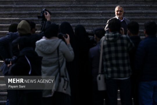 جمعی از وزیران و اعضای کابینه دولت چهاردهم،  پس از جلسه هیئت دولت، در محوطه نهاد ریاست جمهوری در جمع خبرنگاران حاضر شدند و به سوالات آنها پاسخ دادند.