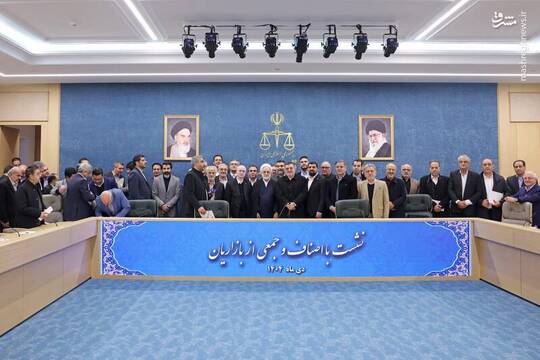 حجت الاسلام محسنی اژه‌ای رئیس قوه قضاییه با نمایندگان اصناف و بازاریان دیدار و گفت‌وگو کرد.