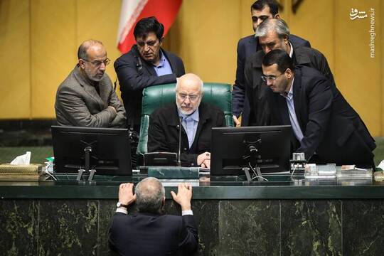 نشست علنی مجلس روز چهارشنبه ۱۷ دی راس ساعت ۱۱ و ۲۱ دقیقه به ریاست محمدباقر قالیباف رئیس مجلس شورای اسلامی و با حضور بیش از دو سوم نمایندگان برگزار شد.