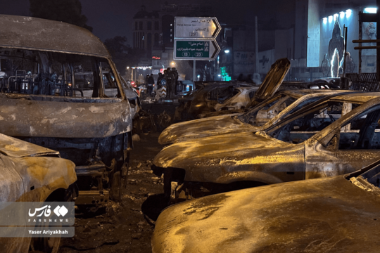 در جریان اغتشاشات پنجشنبه شب تهران تصاویر زیادی از تخریب اموال عمومی و خودروهای مردم در محدوده هفت‌حوض، میدان فردوسی و ستارخان ثبت شد.