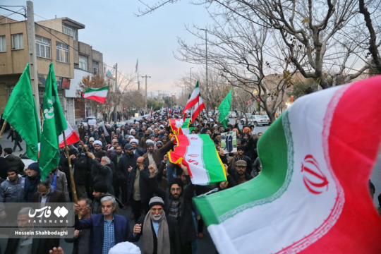 عصر ۱۹ دی مردم قم در محکومیت اغتشاشات و آشوبگران در گلزار شهدای علی بن جعفر(ع) تجمع و تا امام زاده موسی مبرقع راهپیمایی کردند.