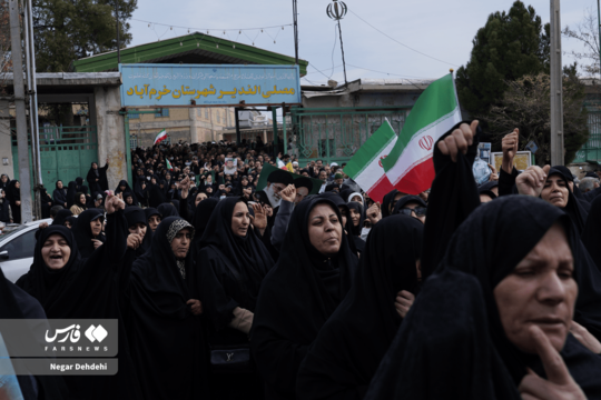 مردم خرم‌آباد امروز و بعد از اقامه نمازجمعه به خیابان‌ها آمده و انزجار خود را از اغتشاشگران اعلام کردند.