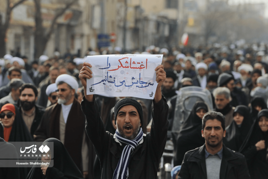 مردم قم پس از اقامه فریضه نماز جمعه در حرکتی خودجوش فریاد خشم خود را بر سر اغتشاشگران زدند.