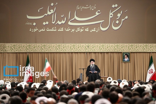 هزاران نفر از مردم قم، جمعه  در سالگرد قیام تاریخی ۱۹ دی ۱۳۵۶ قم، با حضور در حسینیه امام خمینی (ره) با حضرت آیت الله سیدعلی خامنه ای رهبر معظم انقلاب اسلامی دیدار کردند.