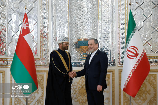 بدر البوسعیدی وزیر امور خارجه عمان که به تهران سفر کرده، با حضور در محل وزارت امور خارجه مورد استقبال سیدعباس عراقچی همتای ایرانی خود قرار گرفت.