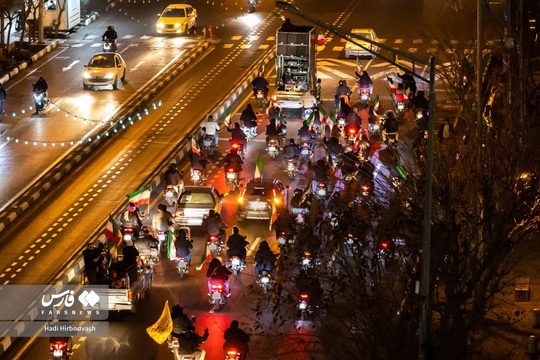 جوانان بسیجی در محکومیت اغتشاشگران و تروریست‌های مسلح در میدان فردوسی بیانیه قرائت کردند.