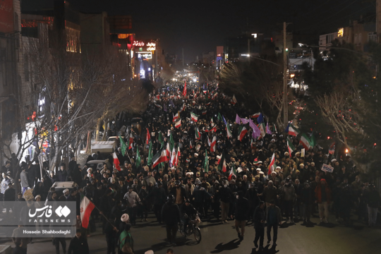 مردم انقلابی قم همانند شب و روز گذشته در اقدامی مردمی و خودجوش شبانه در باغ‌موزه دفاع مقدس حضور پیدا کردند تا میدان شهید صدوقی راهپیمایی کردند و این اقدام باعث عدم عرض‌اندام برای اغتشاشگران حامی تروریسم شد.