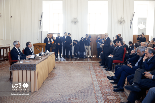 سیدعباس عراقچی وزیر امور خارجه در نشستی با سفرا و رؤسای نمایندگی‌های خارجی مقیم تهران حضور یافت.