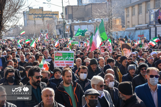 مردم شهرکرد با حضوری پرشور و گسترده مردم در خیابان ۱۲ محرم این شهر اقدامات تخریبگران و اغتشاشگران، تروریست‌های مسلح و عناصر وابسته به آمریکا و صهیونیسم را محکوم کردند.