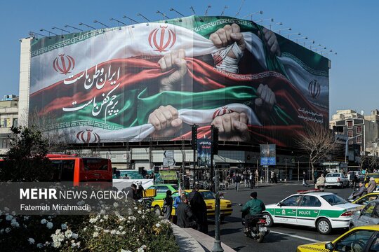 جدیدترین طرح دیوارنگاره میدان انقلاب اسلامی تهران با عنوان «ایران وطن ماست، پرچم کفن ماست» رونمایی شد.