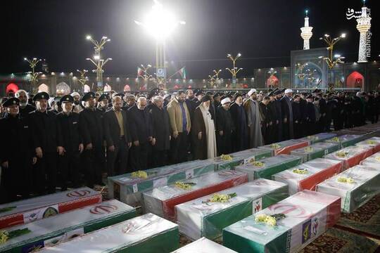 مراسم وداع با پیکر شهدای امنیت، شامگاه دوشنبه با حضور اقشار مختلف مردم در حرم مطهر امام رضا(ع) برگزار شد.