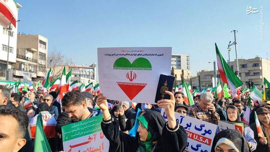 مردم تهران در پی هتک حرمت اغتشاشگران به قرآن، این کتاب نورانی را به نماد این تجمع تبدیل کردند.