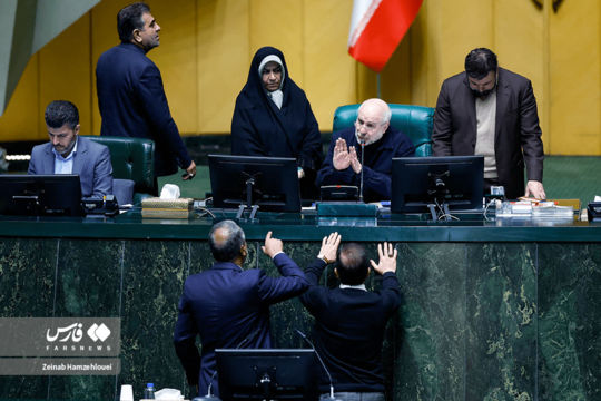 صحن علنی مجلس با عدم حضور وزیر کار