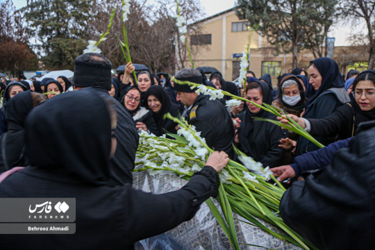 مراسم تشییع «الهام زینلی» از جانباختگان حوادث اخیر کشور با حضور همکارانش در محوطه بیمارستان امام علی (ع) شهر کرمانشاه برگزار شد.