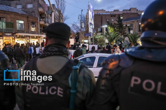 جمعی از معترضان به سیاست های مداخله جویانه دولت انگلیس در امور ایران، عصر چهارشنبه  در مقابل سفارت این کشور تجمع کردند.