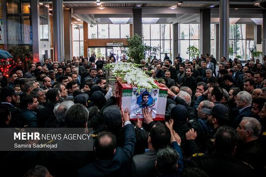 مراسم تشییع پیکر بسیجی شهید سید حسن حسینی از کارمندان بانک کشاورزی که در اغتشاشات اخیر به درجه رفیع شهادت نائل آمده بود در بانک کشاورزی برگزار شد.