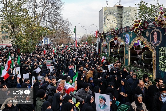 مراسم تشییع پیکرهای شهدای مدافع امنیت و مردم مظلوم از با حضور گسترده مردم در تهران آغاز شد.