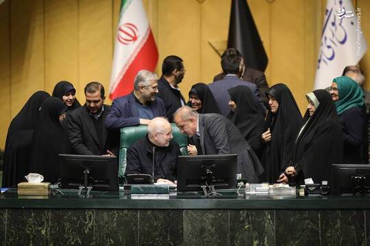 نشست علنی مجلس امروز چهارشنبه ۲۴ دی راس ساعت ۸ و ۱۲ دقیقه به ریاست محمدباقر قالیباف رئیس مجلس شورای اسلامی و با حضور بیش از دو سوم از نمایندگان برگزار شد.