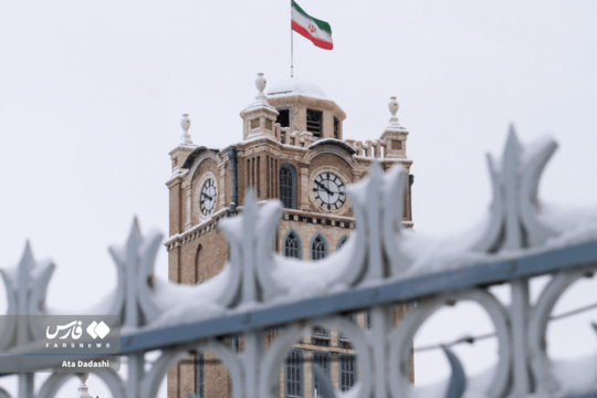 بارش برف شهر تبریز را زیر چتر سفید زمستانی برد و موجب کاهش دما و لغزندگی معابر شد.