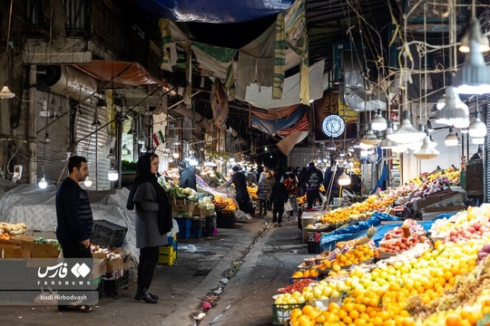در ساعات پایانی شب پنجشنبه ۲۵ دی زندگی در تهران جریان دارد.
