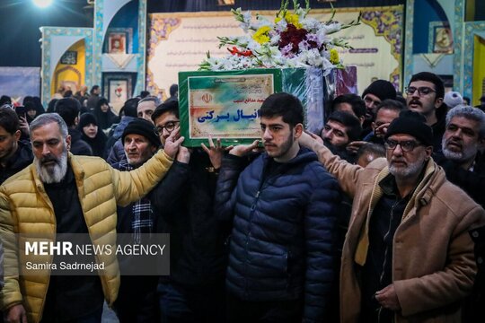 مراسم تشییع و تدفین پیکر مطهر شهدای اغتشاشات تروریستی آمریکایی صهیونیستی، صبح پنجشنبه با حضور خانواده شهدا و اقشار مختلف مردم در بهشت حضرت زهرا (سلام الله علیها) تهران برگزار شد.