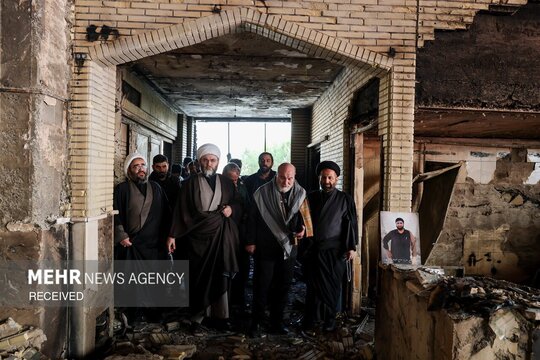 مراسم قرائت زیارت عاشورا صبح روز پنجشنبه با مداحی حاج حسین سازور و با حضور حجت الاسلام محمد قمی رئیس سازمان تبلیغات اسلامی در جوار حسینیه موج الحسین (ع) که مورد تعرض اغتشاشگران قرار گرفته بود، ۲۵ دی برگزار شد.