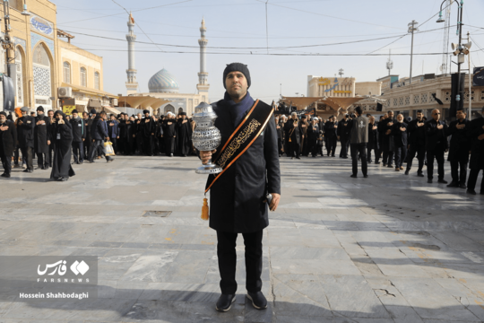 هم‌زمان با سالروز شهادت باب‌الحوائج امام موسی کاظم (ع) دسته خادمان حرم کریمه اهل‌بیت (س) برگزار شد.