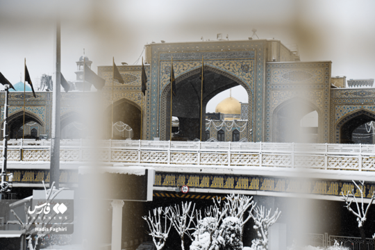 بارش برف که از شب گذشته در مشهد آغاز شده حال و هوای خاصی  به این شهر  بخشیده است.