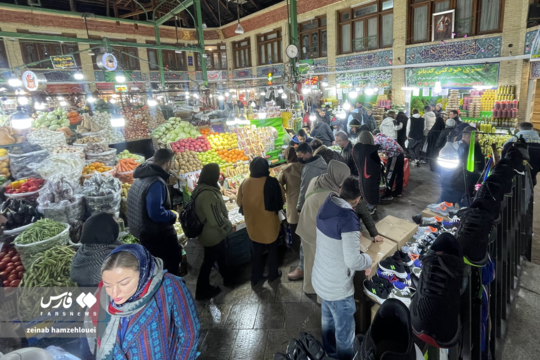 بازار تجریش در شامگاه جمعه ۲۶ دی شب شلوغی را با حضور مردم برای خرید نیاز های خود سپری کرد.