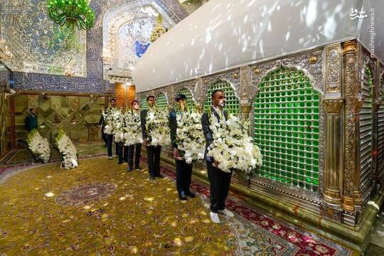 به مناسبت فرا رسیدن عید سعید مبعث ضریح نورانی امیرالمومنین حضرت علی علیه‌السلام توسط خدام گل‌آرایی شد.