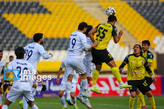 دیدار تیم‌های فوتبال سپاهان اصفهان و ملوان بندرانزلی عصر شنبه در ورزشگاه بدون تماشاگر نقش‌جهان با تساوی بدون گل به پایان رسید