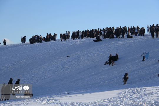 مردم پاوه پس از بارش برف در این شهر خود را به تپه‌های اطراف شهر رسانده و روز شادی را برای خود رغم زدند.