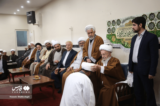 هم‌زمان با روز عید مبعث نبی مکرم اسلام حضرت محمد مصطفی (ص) آیین عمامه‌گذاری تعدادی از طلاب ایرانی و خارجی در دفاتر آیات عظام ناصر مکارم شیرازی و محمد فاضل لنکرانی برگزار شد.