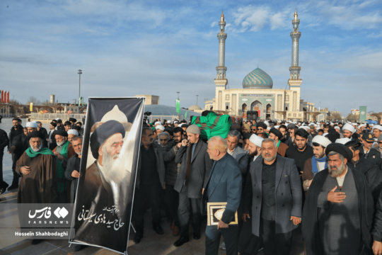 پیکر مرحوم آیت‌الله سید هادی سیستانی برادر مرجع عالی‌قدر سید علی سیستانی عصر امروز ۲۸ دی از مسجد امام حسن عسکری (ع) تا حرم حضرت فاطمه معصومه (س) تشییع شد.