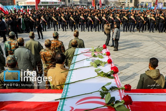 پیکر شهید عیسی علیپور از شهدای امنیت، دوشنبه  از میدان شهدا تا حرم مطهر رضوی تشییع شد.