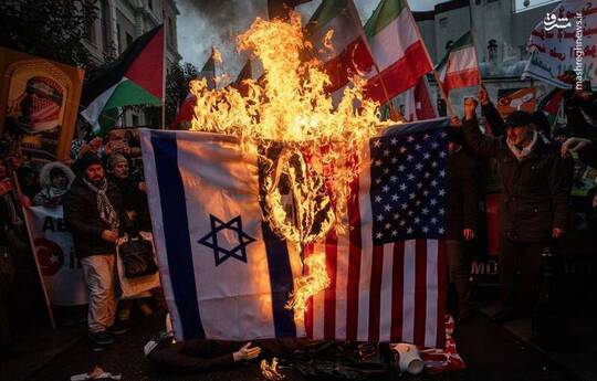 مردم استانبول ترکیه در حمایت از ایران پرچم‌های آمریکا و اسرائیل و تصاویر ترامپ را مقابل کنسولگری ایران به آتش کشیدند.